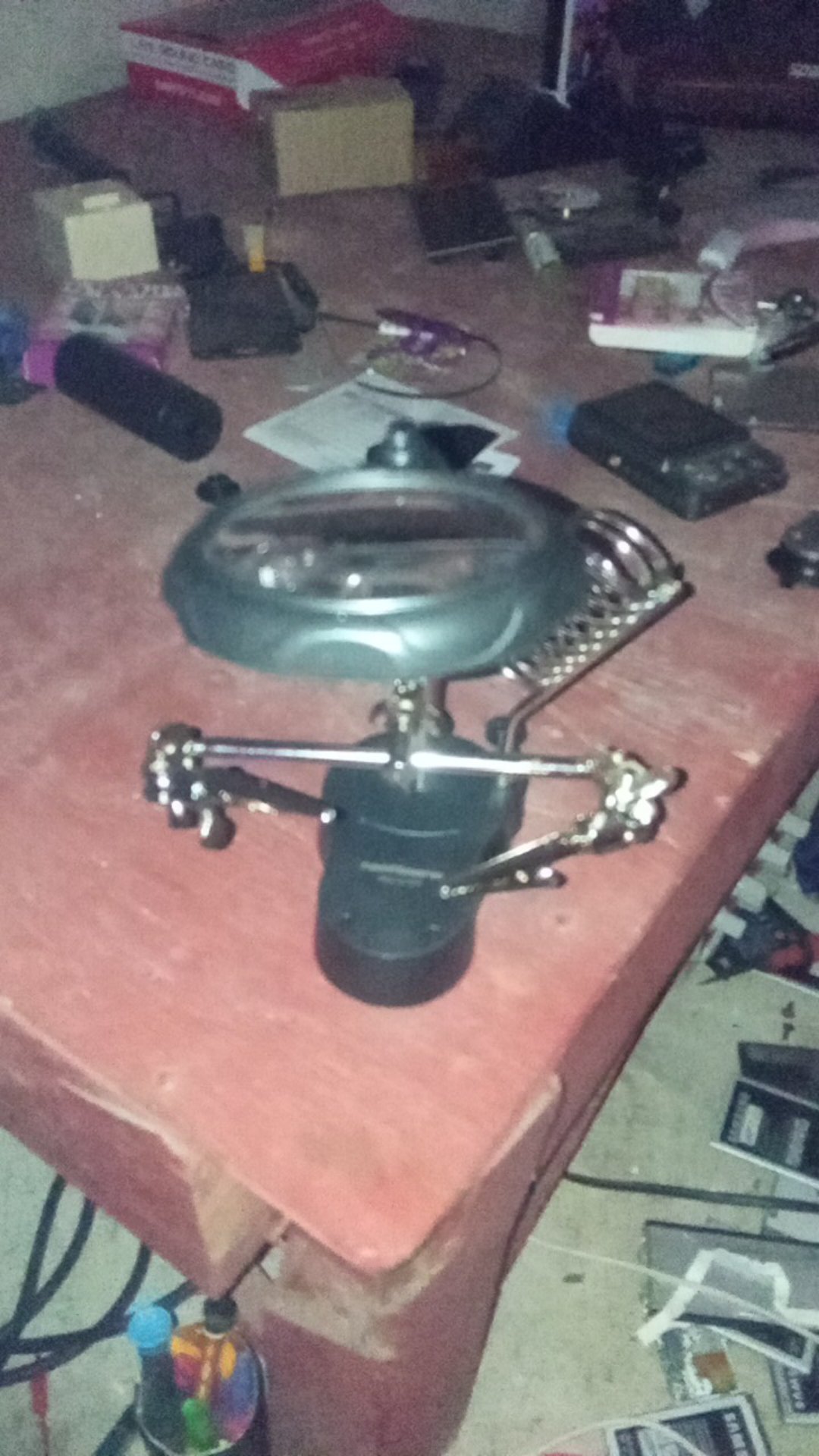 Alat Pegangan Solder Dan Kaca Pembesar