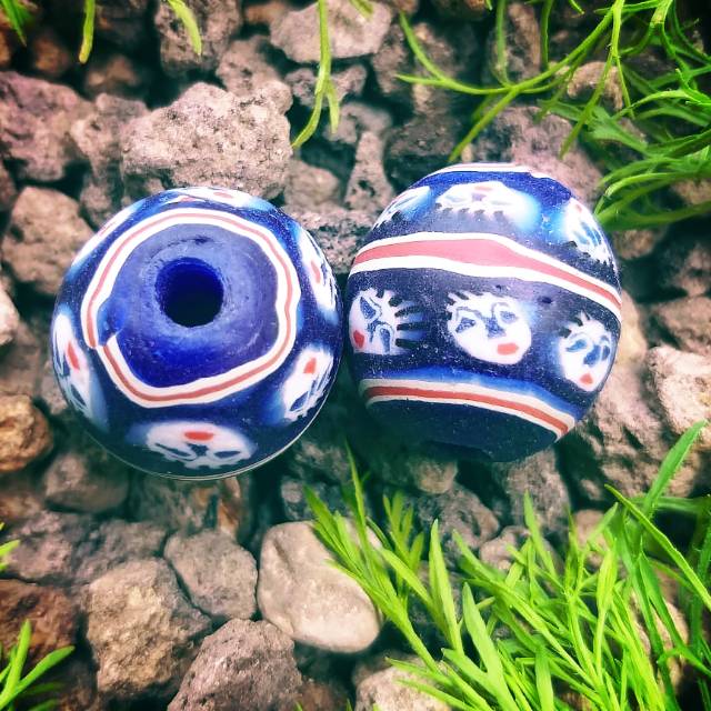 Manik manik topeng antik