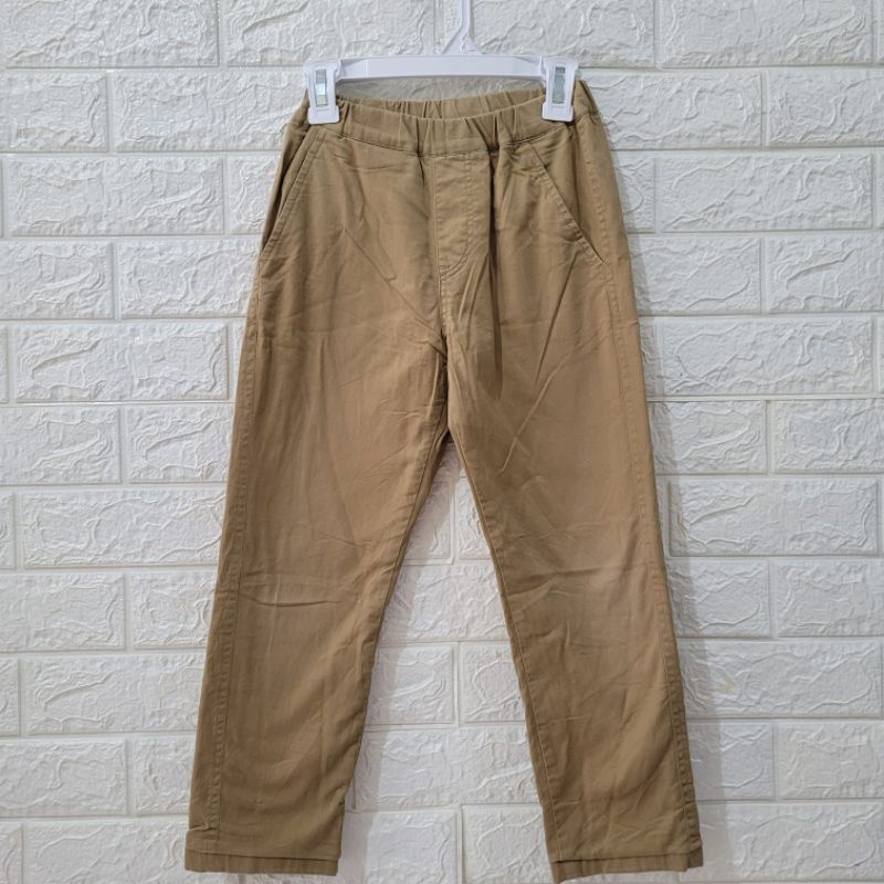 Celana chino anak laki-laki Uniqlo warna Khaki size 120