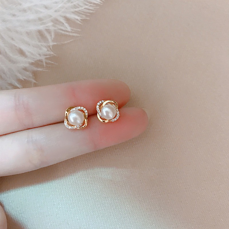 Anting Tusuk Desain Bunga Hias Mutiara + Berlian Gaya Simple / Populer Untuk Wanita