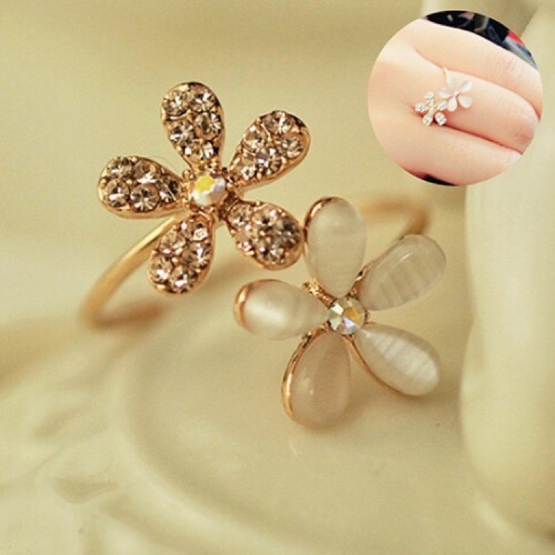 Cincin dengan 2 bunga daisy yang indah