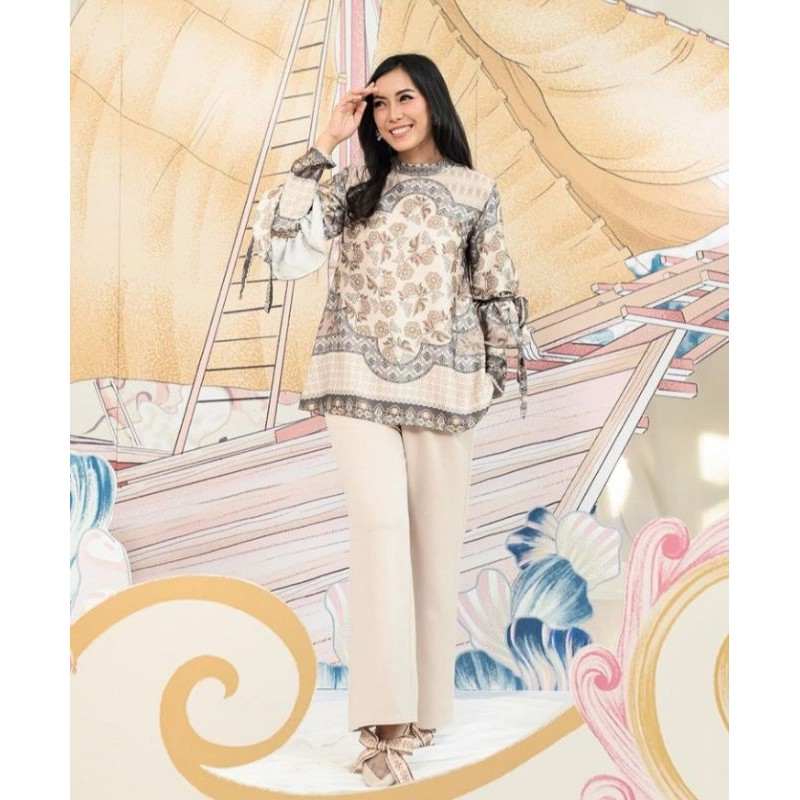 Wearing Klamby Sacha Blouse Color Tapioca Size XL