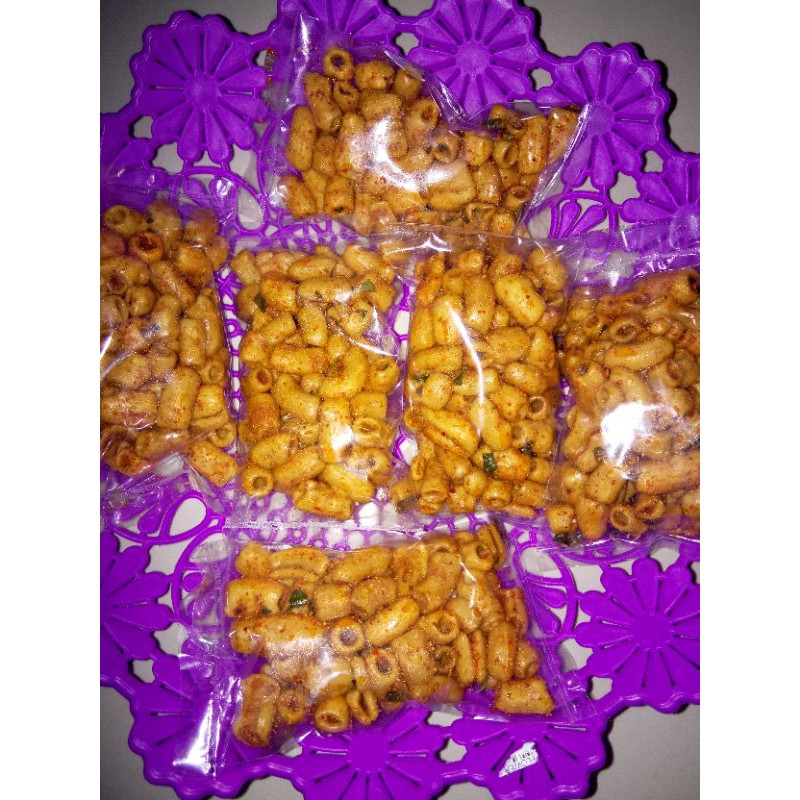 

Makaroni Bantat dadakan dengan aroma daun jeruk ,pedas gurih(minimal order 20)