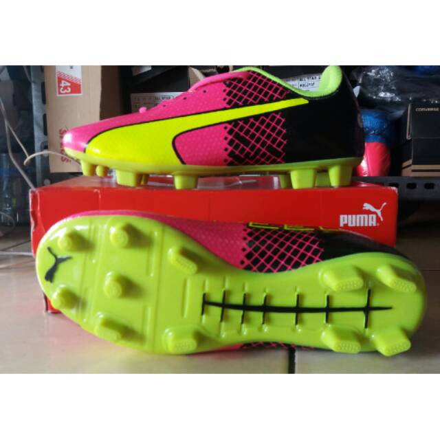 Sepatu bola lokal puma