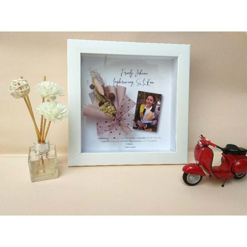 Pigura Wisuda Buket Bunga Edelweiss Bunga Kering Kado Ulang Tahun / Pigura 3D / Kado Anniversary