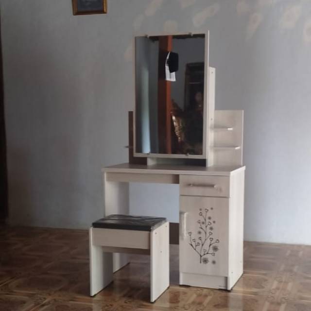 Meja rias cermin geser