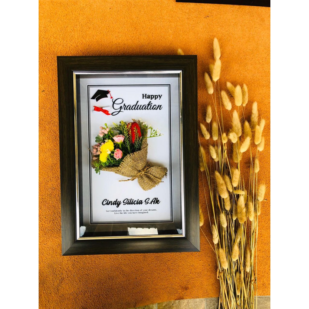 

GRADUATION GIFT KADO WISUDA FRAME + BOUQUET FLOWER & NAME ACRYLIC SIZE F4