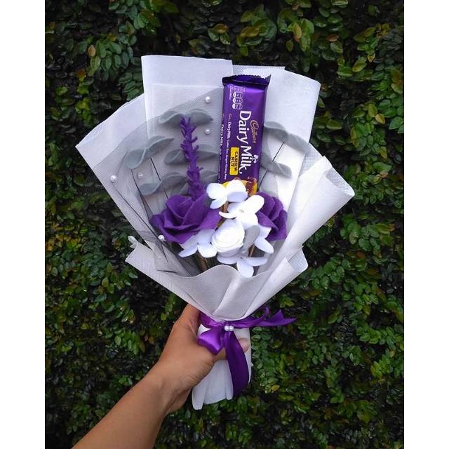 

Buket Coklat Cadbury Dairymilk Mix Bunga Flanel