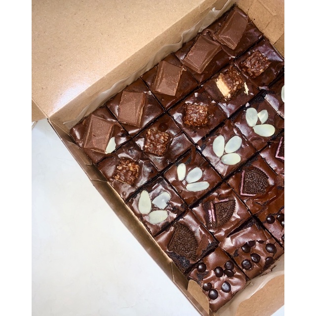 

BROWNIES SEKAT TOPPING BEBAS