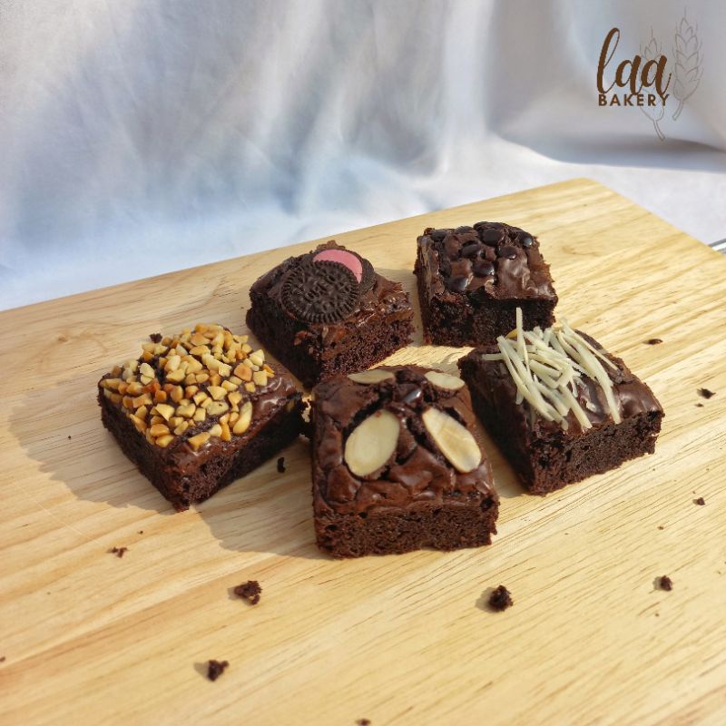 

Fudgy Brownies Shiny Crust by laa.bakery