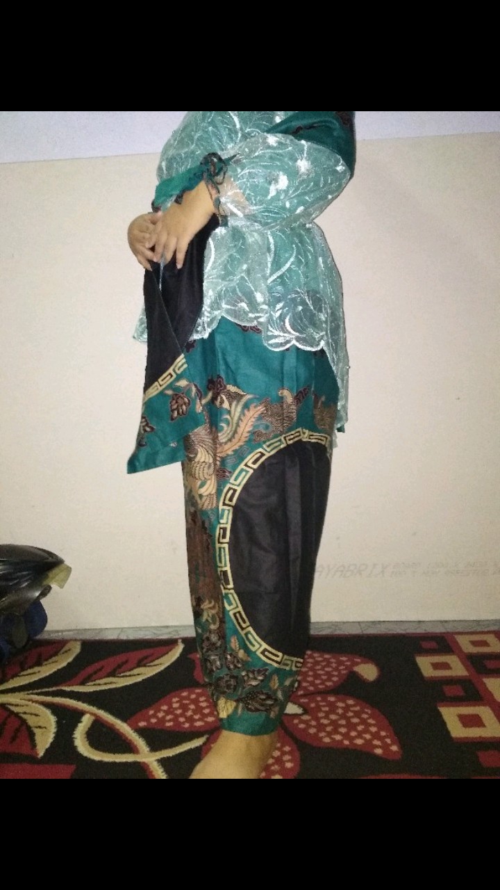 Batik Couple Kebaya Tunangan Set Pinguin Filya Merah Dan Hijau