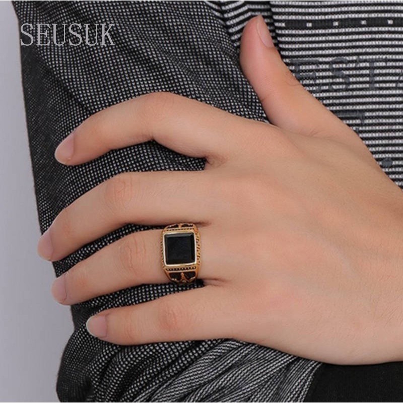 SEUSUK  Cincin Lapis Emas Gaya Vintage dengan Batu Hitam untuk Pria