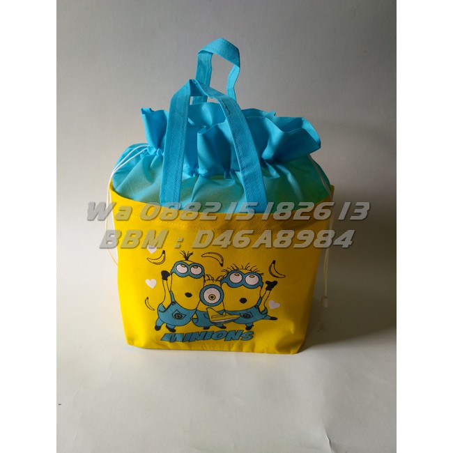 

Tas Ulang Tahun Anak Kartun MINION | Tas Serut Box Nasi Ukuran 20x20cm
