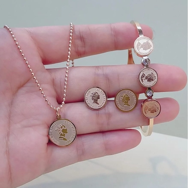 SET KALUNG GELANG ANTING MONA KOIN TITANIUM ROSEGOLD