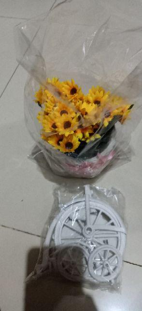 Set Bunga Plastik Matahari Kuntum Dengan Sepeda Rotan Besar