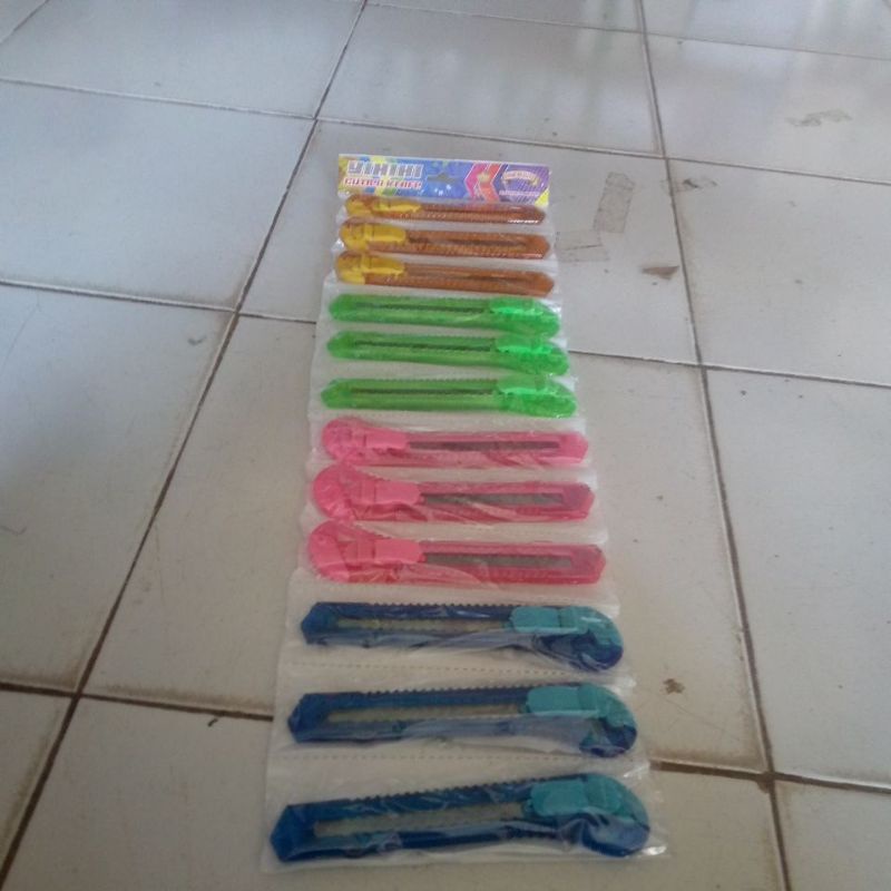 

pisau cutter besar merek YIHIHI 1lembar (1 lusin)