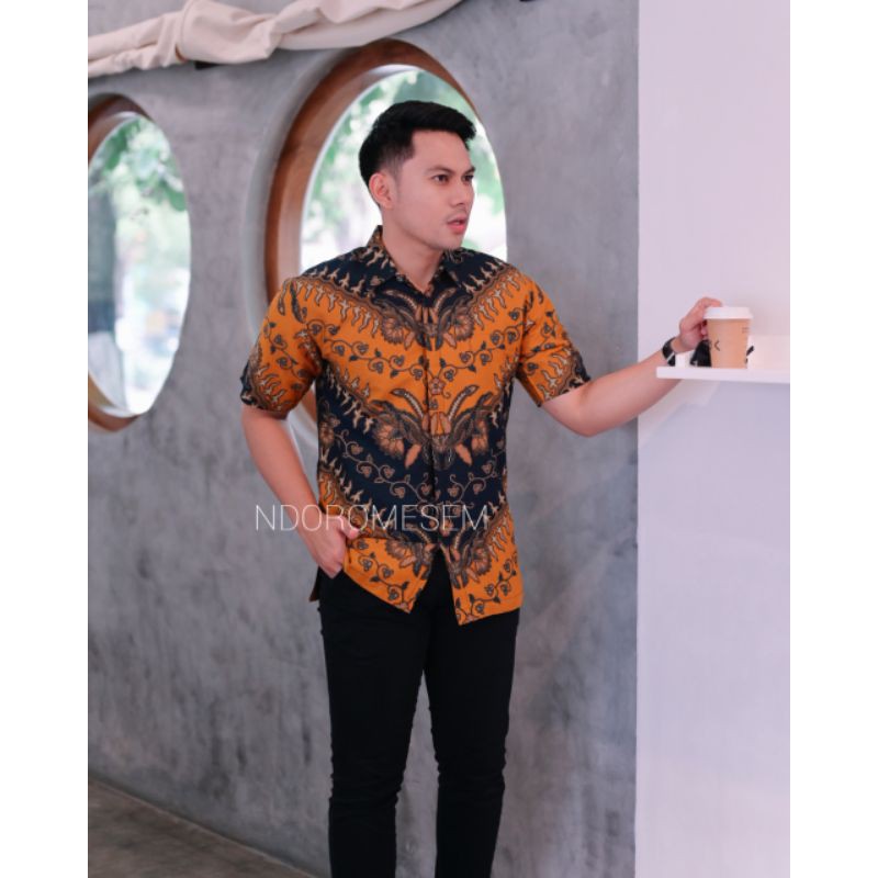 BATIK NDOROMESEM PRIA LENGAN PENDEK AJOTOSATRU KUNING NAVY KATUN HALUS