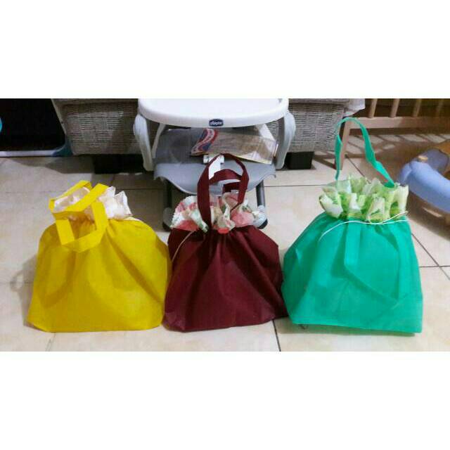 

Tas serut hajatan 22x22 / tas berkat / tas kotak nasi / tas spunbond