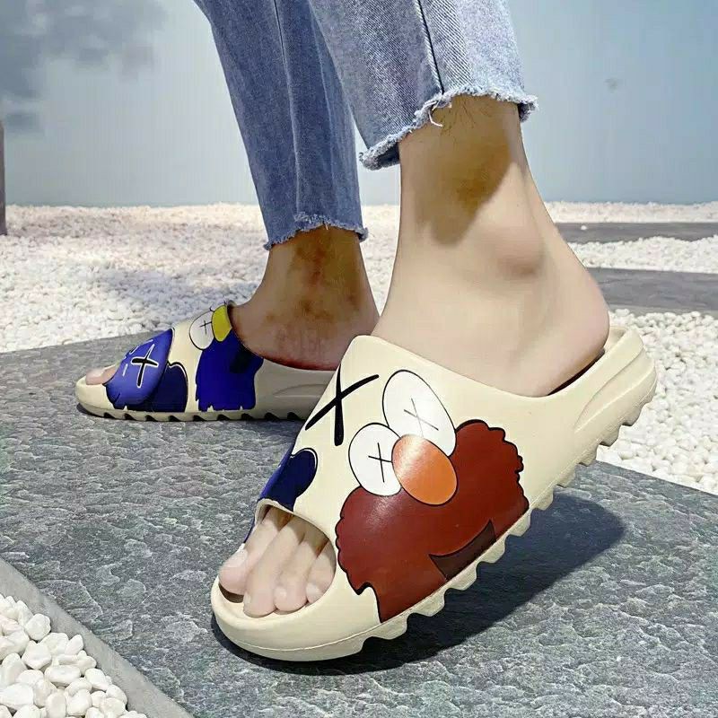 ( Bisa COD )Yeezy Kaws Sesame Street Sandal Selop Anti Air Bahan Eva Untuk Indoor / Outdoor / Pantai