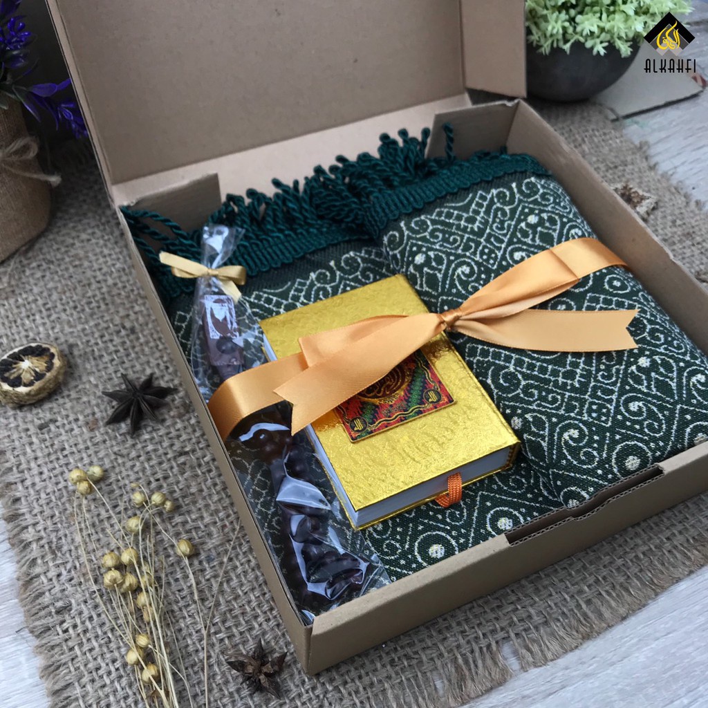 Gift Box Hampers Kado Hadiah Ulang Tahun Pernikahan Sajadah Travel AlQuran Saku Kecil Cowok Cewek