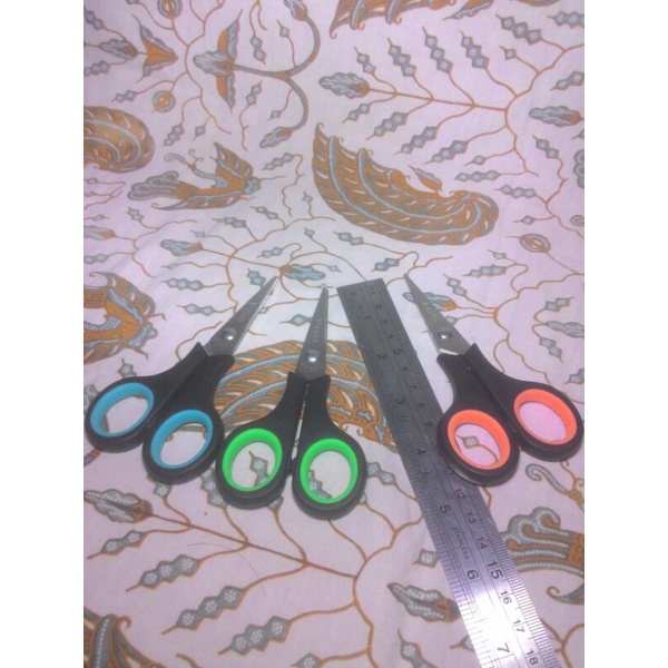 

GUNTING STAINLESS SEDANG MERK VITRO