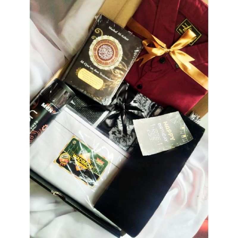 

NEW!! HAMPERS KEMEJA,KOPYAH, ALQURAN TERJEMAH,SAJADAH,KADO ULANG TAHUN COWOK, TERMURAH,