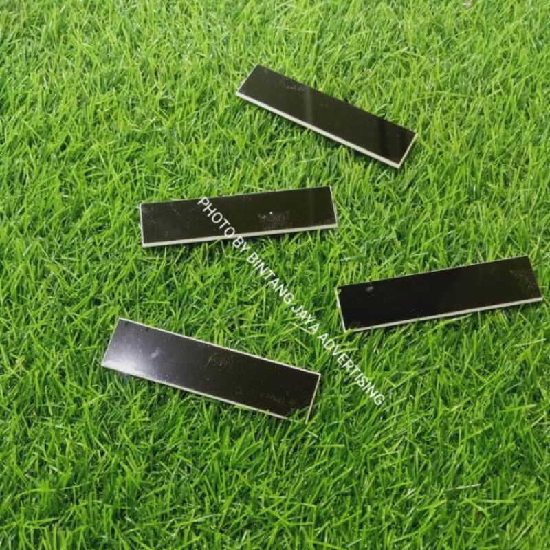 

PAPAN NAMA GRAVO AKRILIK GRAVO HITAM POLOS POLOSAN 2x8CM