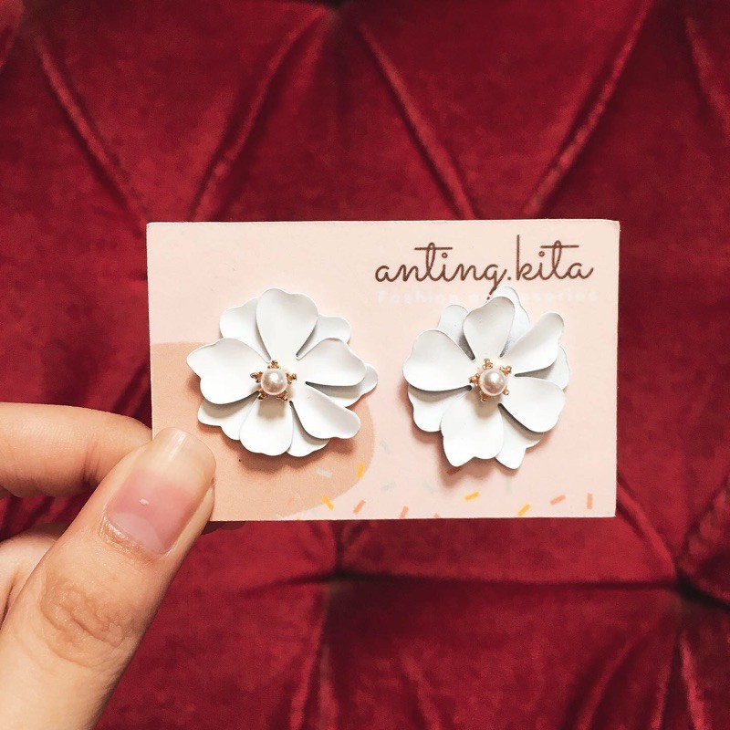 Anting bunga putih