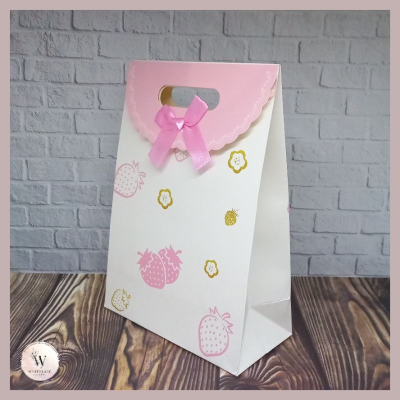 

Paper Bag Kado Model Tutup Pita Ukuran Sedang (Size M) White Pink Strawberries Tas Jinjing Kertas Hadiah Premium