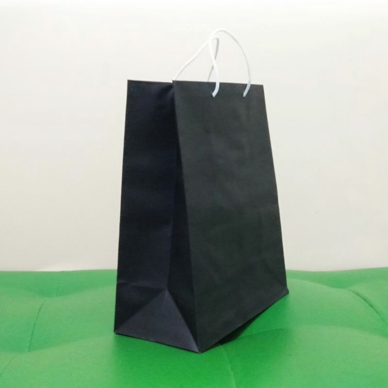 

Paper bag Hitam Polos uk P20 x L10 x T25 Tas souvenir Tas kertas