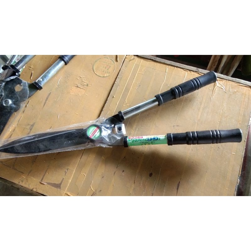 GUNTING TAMAN GUNTING TANAMAN PAGAR BESAR