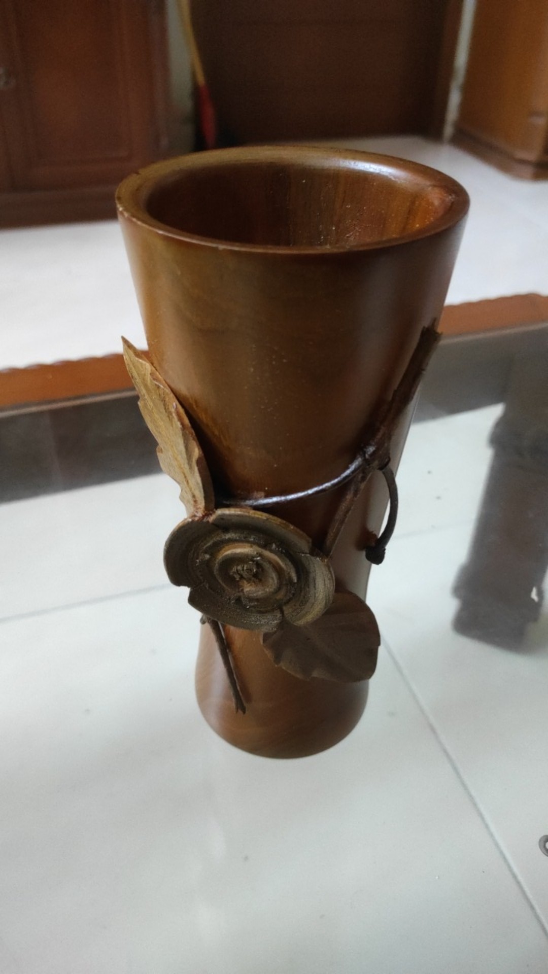 Vas Bunga Kayu Jati Ukir Tempel Bunga. Dimensi 8 X 20 Cm.l