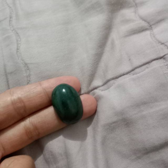 Batu bacan hijau botol