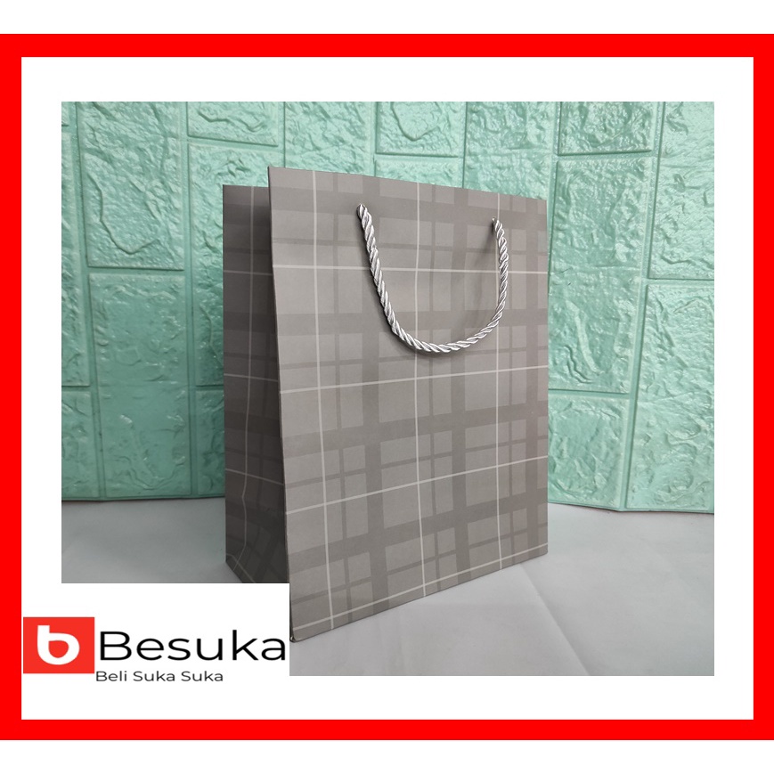 

PAPER BAG B1757 MOTIF PLAID (25.5 X 21 X 11 CM)