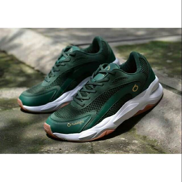 Sepatu running abyssus dari ortuseight