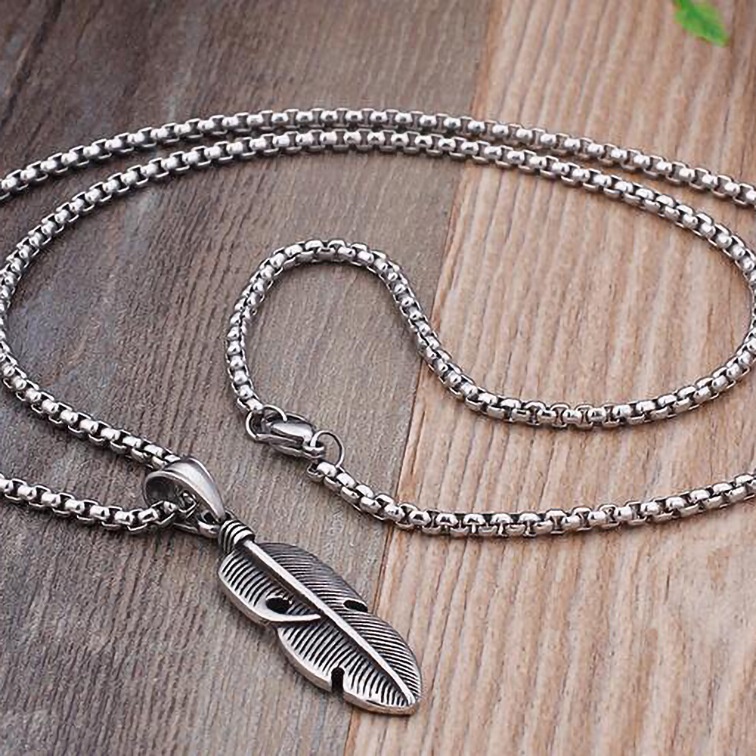 Kalung Rantai Liontin Bulu Hollow Bahan Titanium Steel Gaya Hip Hop Vintage Untuk Pria