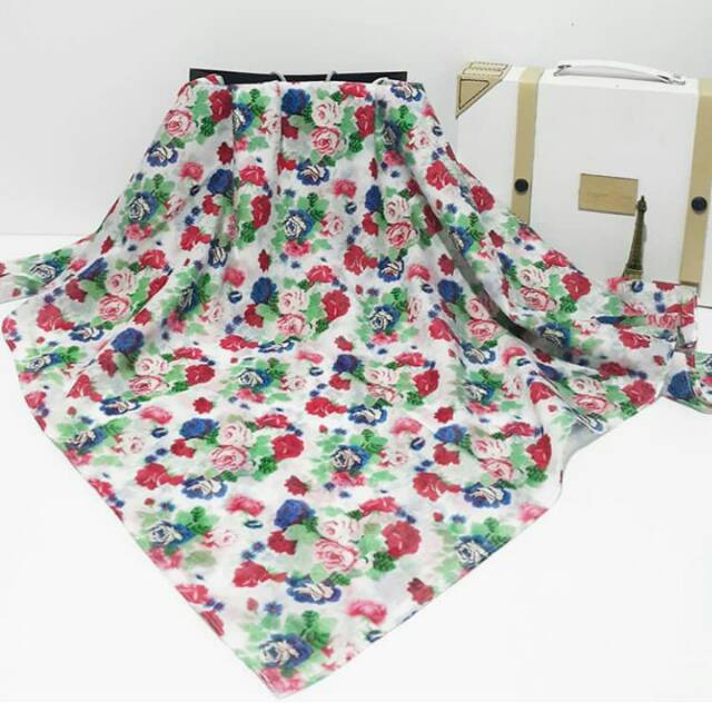 Hijab segiempat katun silky motif bunga pink merah dasar putih