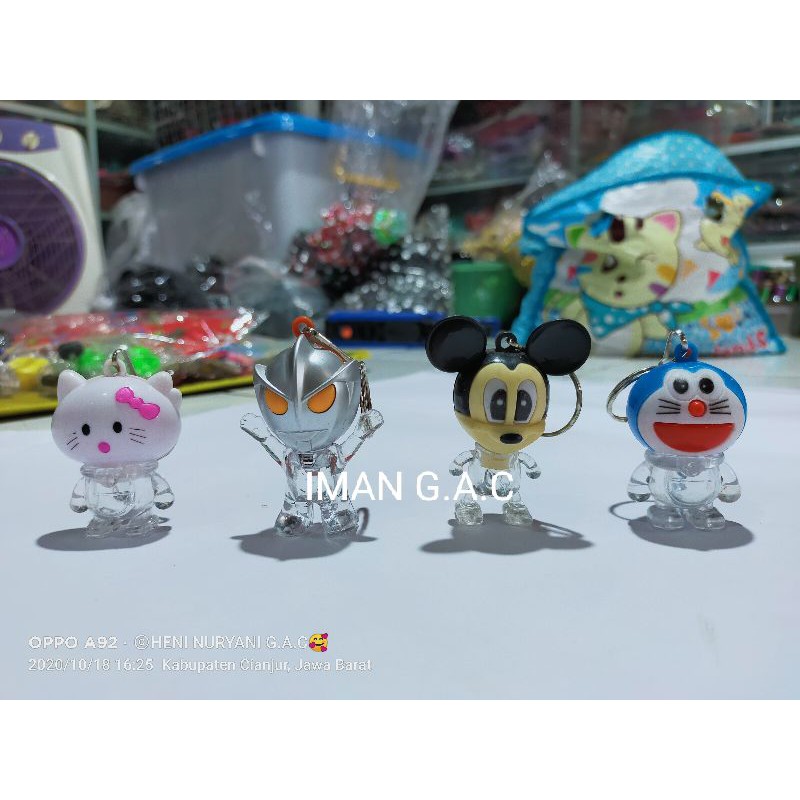 Gantungan kunci ultramen ,doraemon, helokitty, nyala souvenir mainan anak