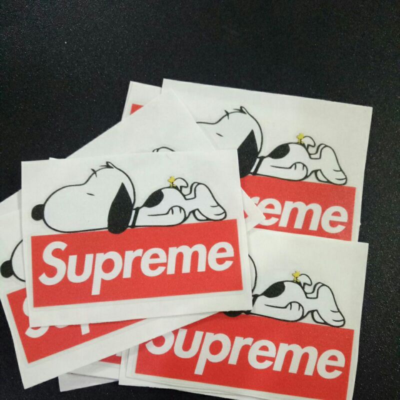 

stiker snoopy supreme