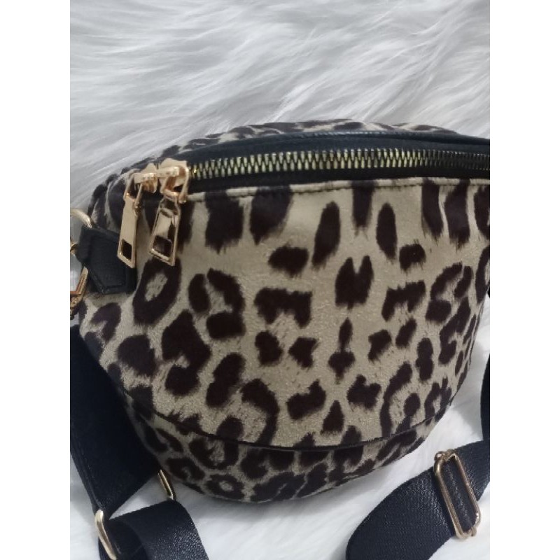 Preloved tas motif macan