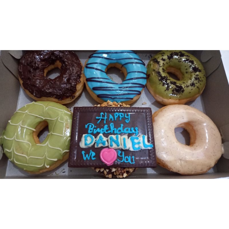 

Donat tulisan blok ulang tahun