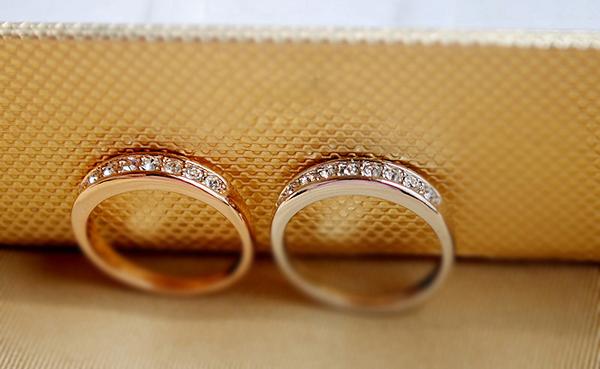Tk Cincin Lapis Rose Gold 18k Hias Kristal Gaya Klasikelegan Untuk Pengantin Wanita