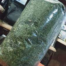 

Daun jeruk purut kasar kering mentah da Mateng 100 gram / bumbu tabur daun jeruk purut