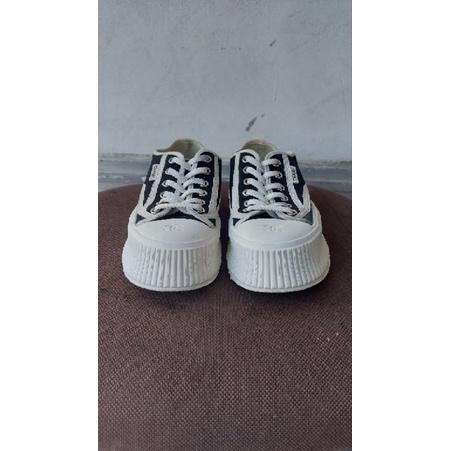 Sepatu chanel second
