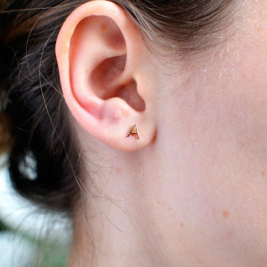 Paling Sesuai.. Anting Tusuk Emas Huruf / Inisial / Abjad / Alfabet 8K - SDW Gold -