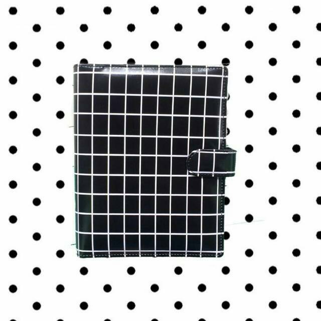 

Binder Monochrome Kotak Square