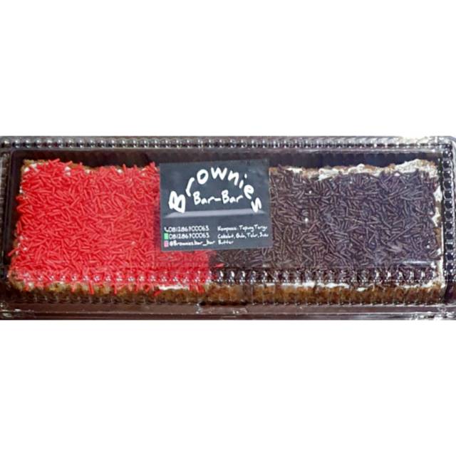 

Brownies Kukus toping Mesis cokelat dan merah