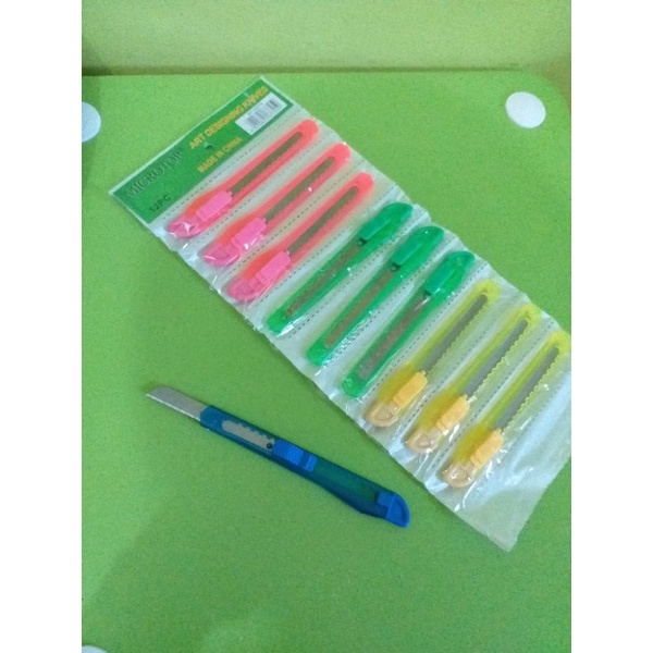 

Cutter Pemotong Kertas