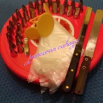 

KUE-PENGHIAS-ALAT- PAKET DEKORASI KUE, SPUIT KUE, MEJA PUTAR,ALAT HIAS,HIASAN KUE LENGKAP -ALAT-