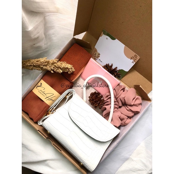 

Kado Pernikahan Hampers Hijab